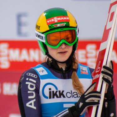 Skifahrerin Anna Hollandt mit Helm, Brille und abgeschnallten Ski.